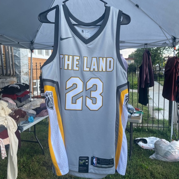 Cleveland Cavaliers Jersey - Picture 2 of 6